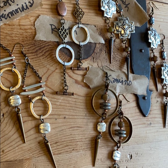 🇺🇸1 PAIR LEFT // earrings FREE WITH A PURCHASE - Picture 5 of 8